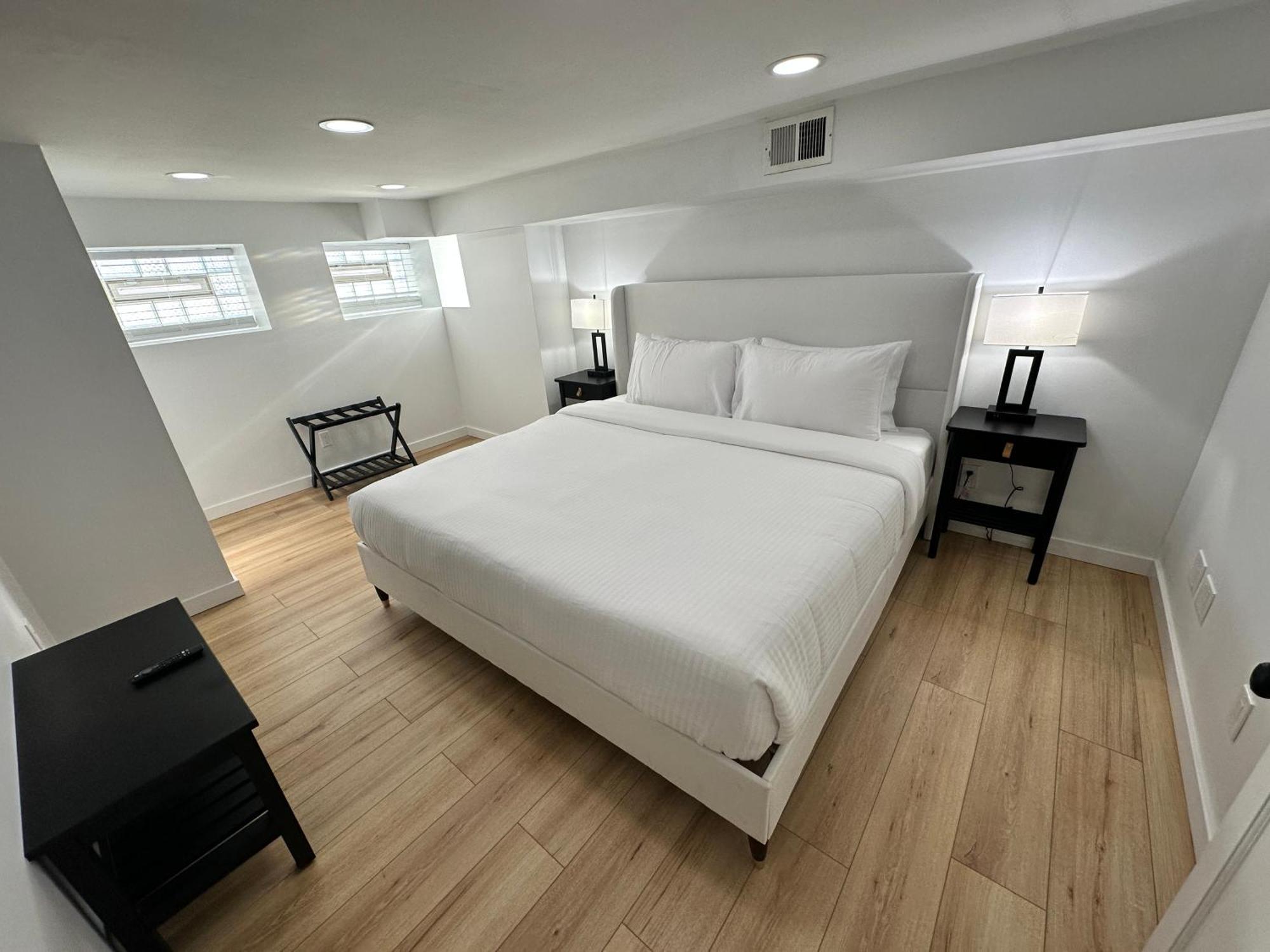 Luxe Spacious Sfh In Bucktown With Secure Parking