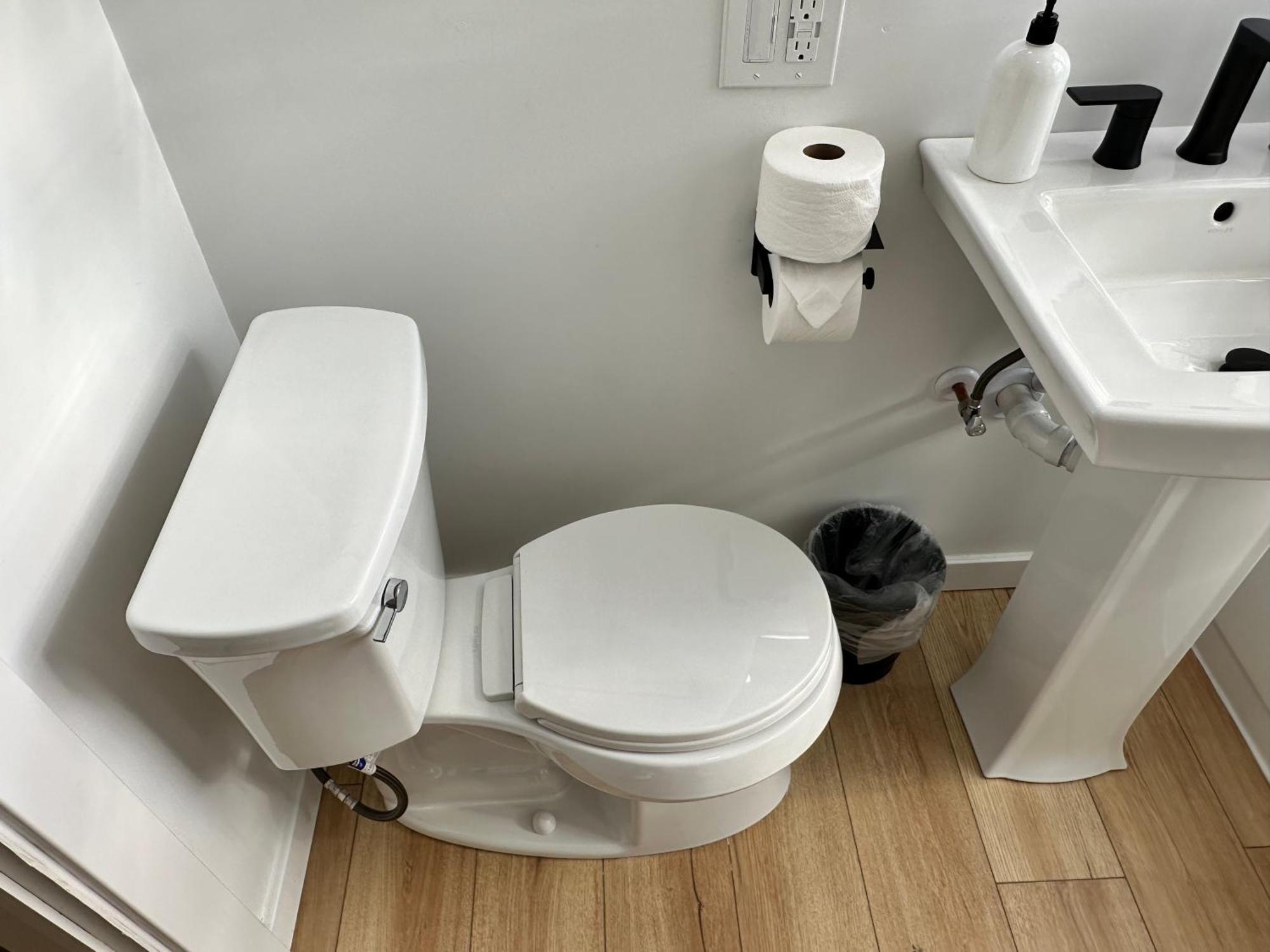 Luxe Spacious Sfh In Bucktown With Secure Parking *