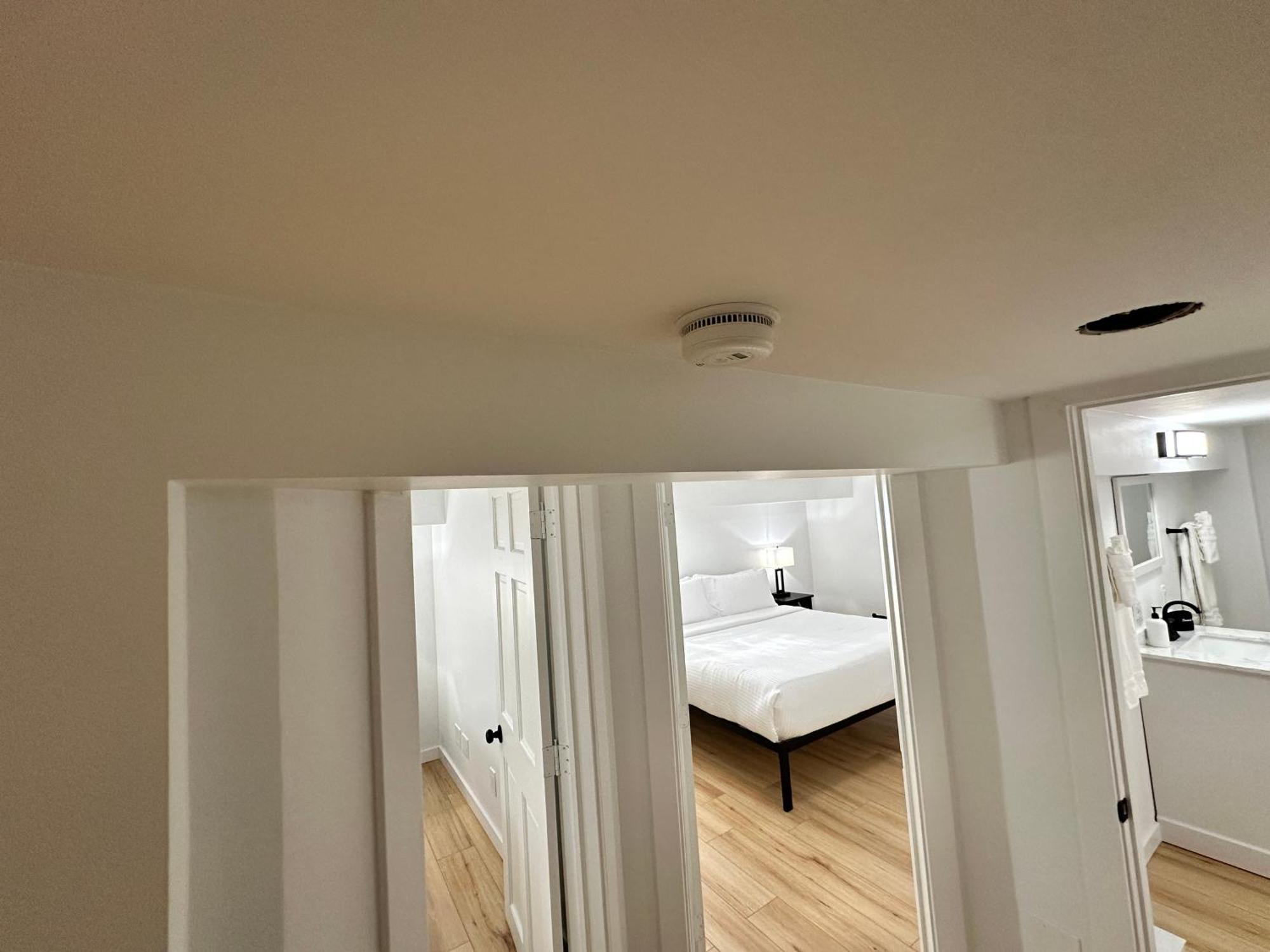 Luxe Spacious Sfh In Bucktown With Secure Parking