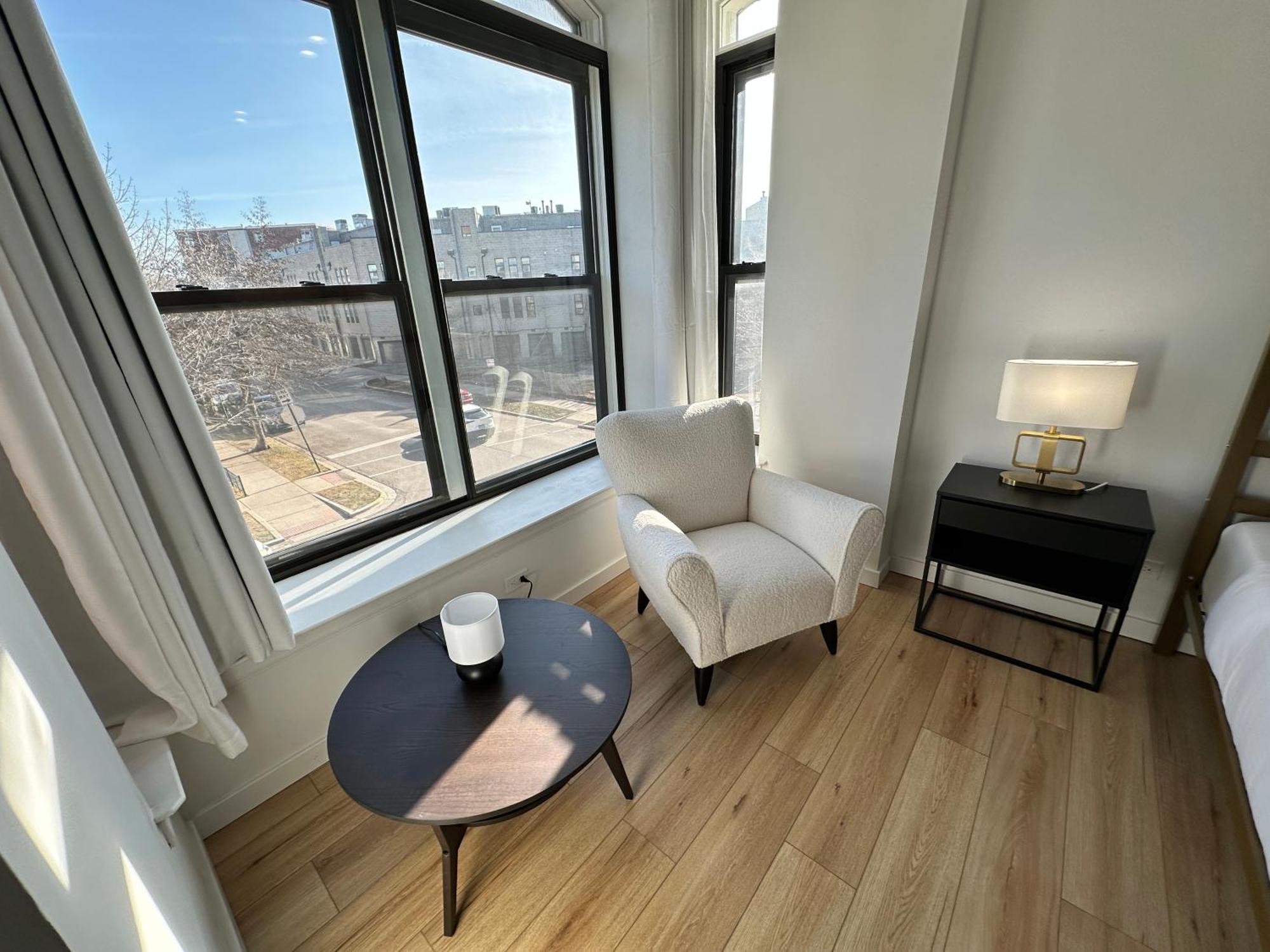 Luxe Spacious Sfh In Bucktown With Secure Parking *