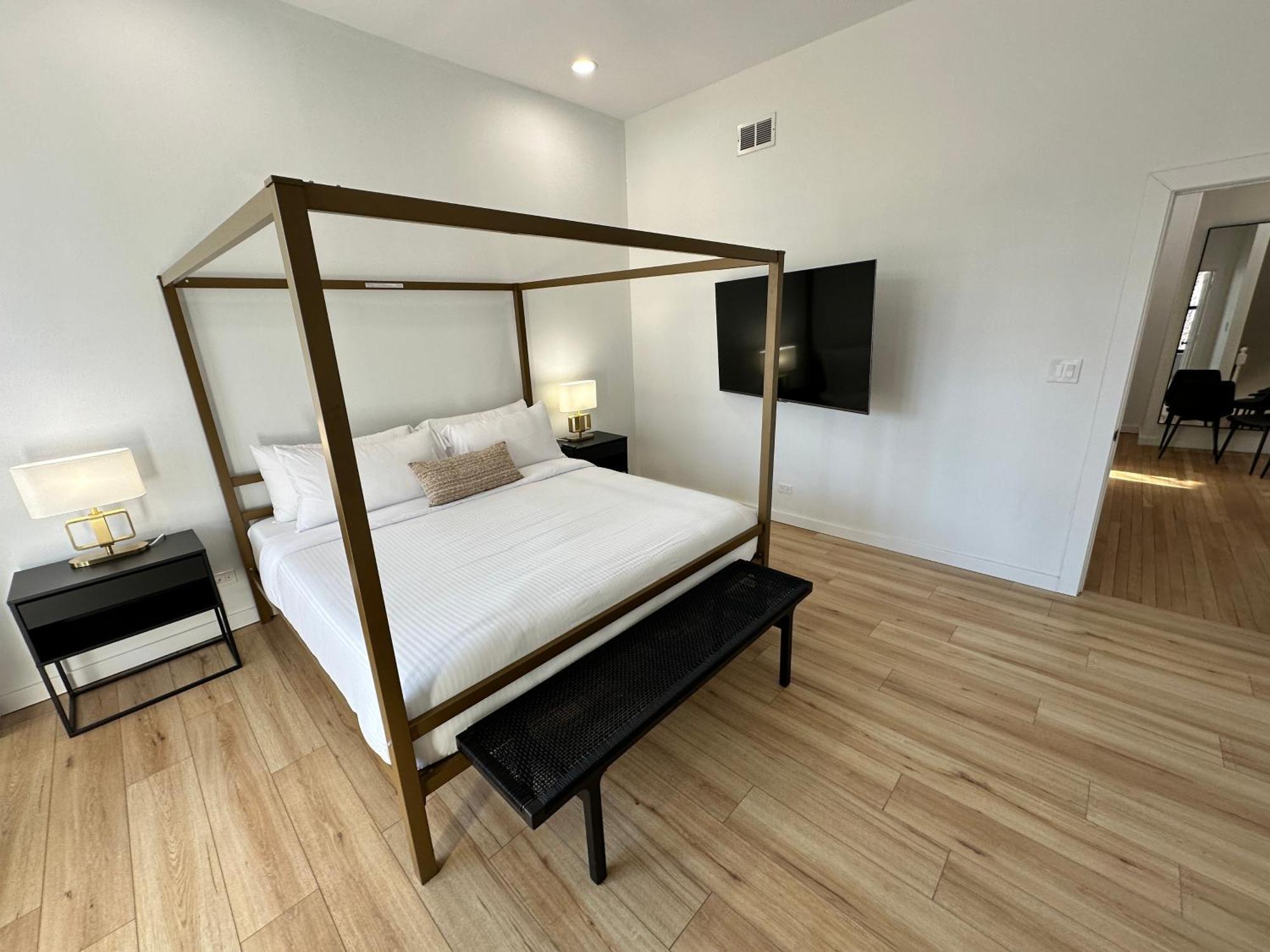 Luxe Spacious Sfh In Bucktown With Secure Parking