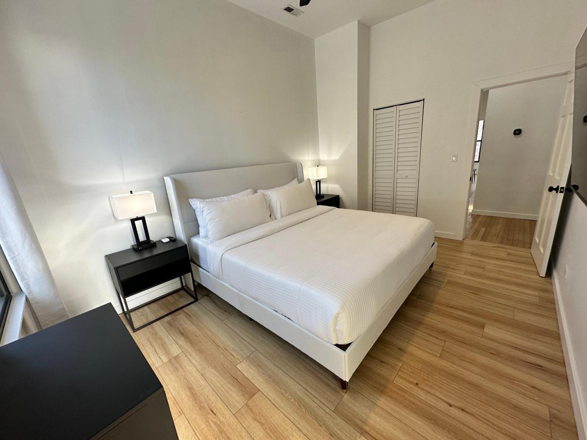 Luxe Spacious Sfh In Bucktown With Secure Parking