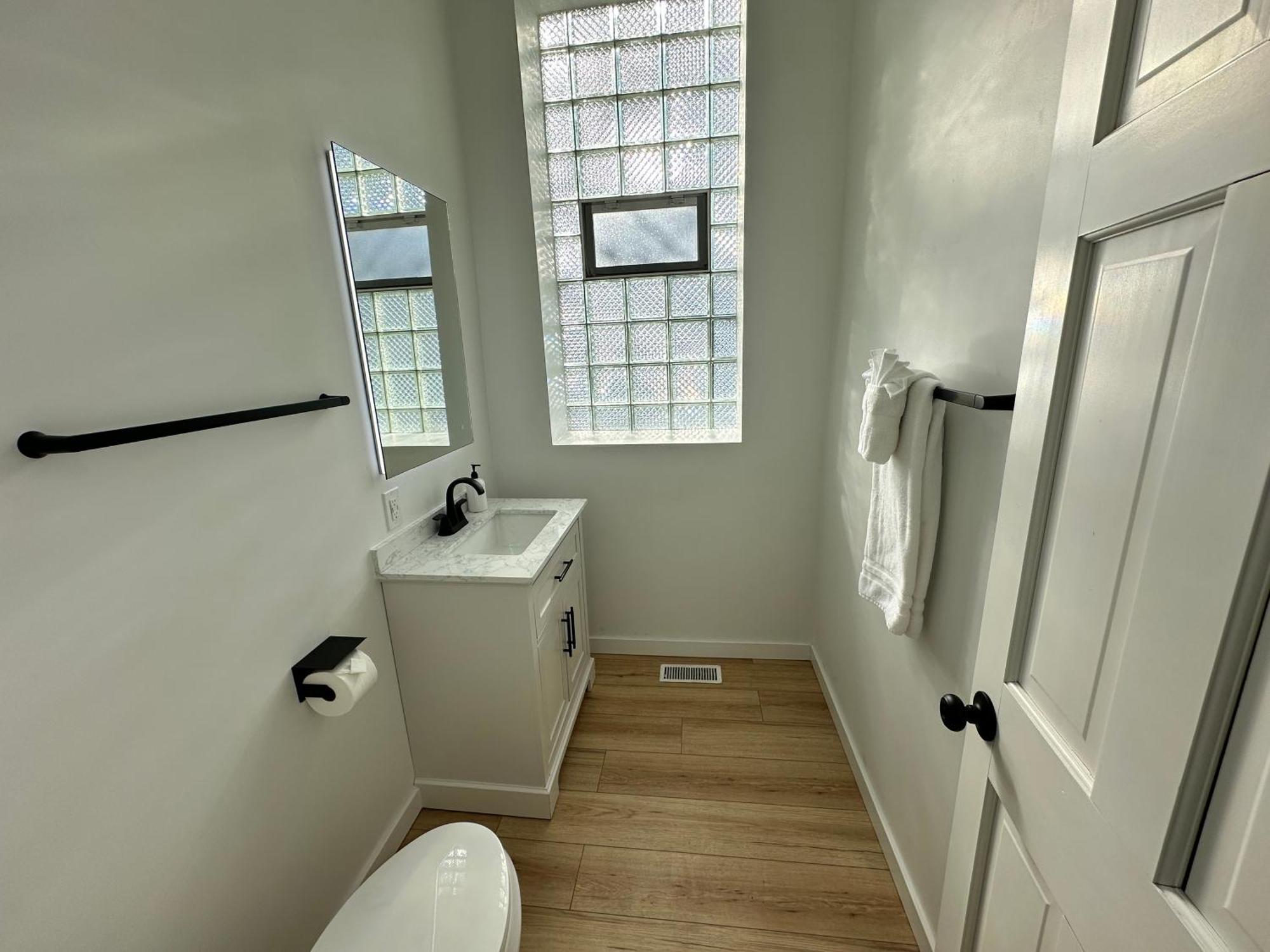 Luxe Spacious Sfh In Bucktown With Secure Parking *