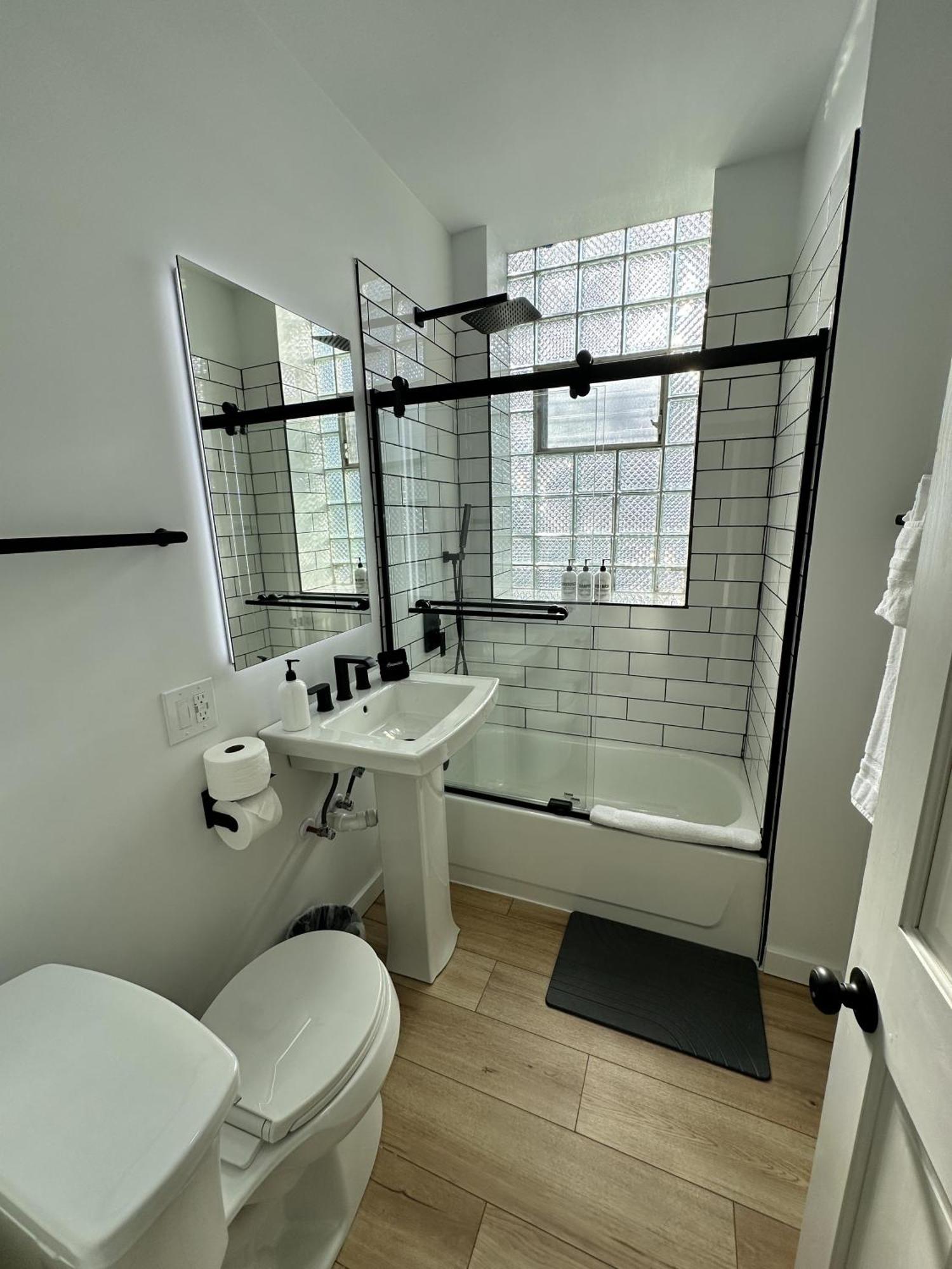 Luxe Spacious Sfh In Bucktown With Secure Parking * Chicago