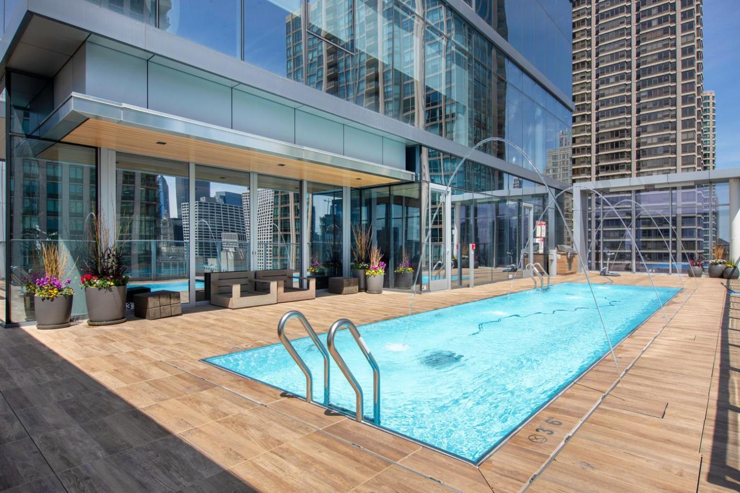 River North 1br W Coffee Shop Gym Nr Chi-972