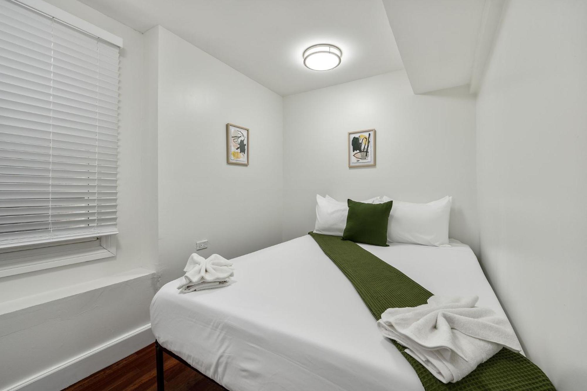 Contemporary 3br Irving Park Gem Near Expressway Apartment