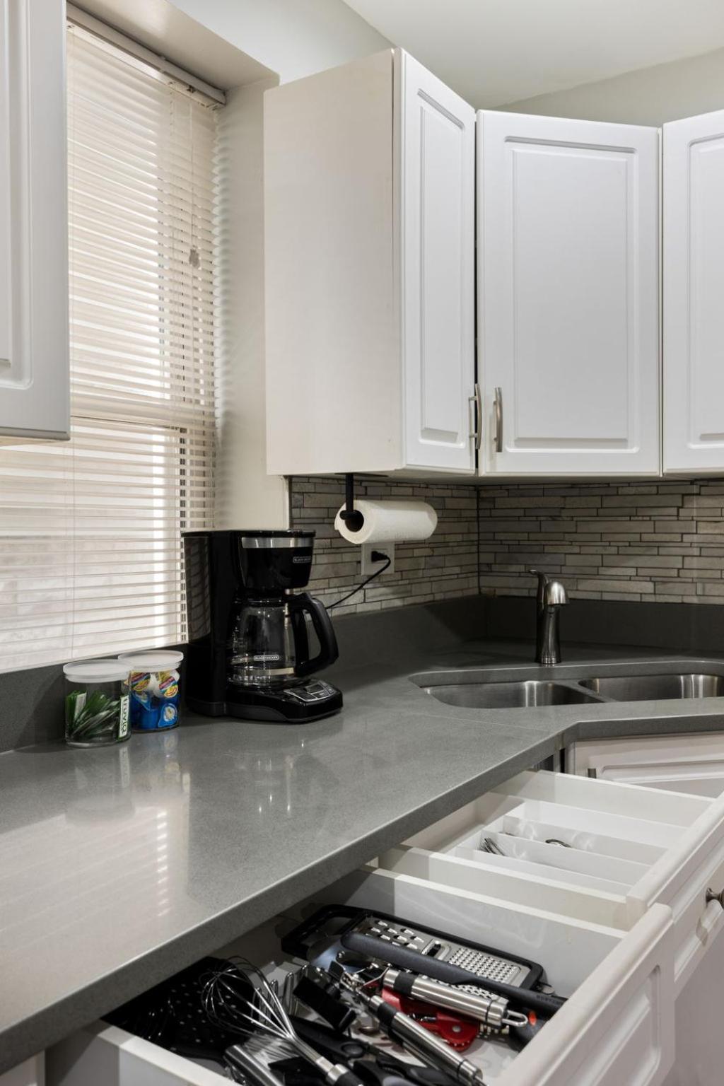 Contemporary 3br Irving Park Gem Near Expressway Apartment *