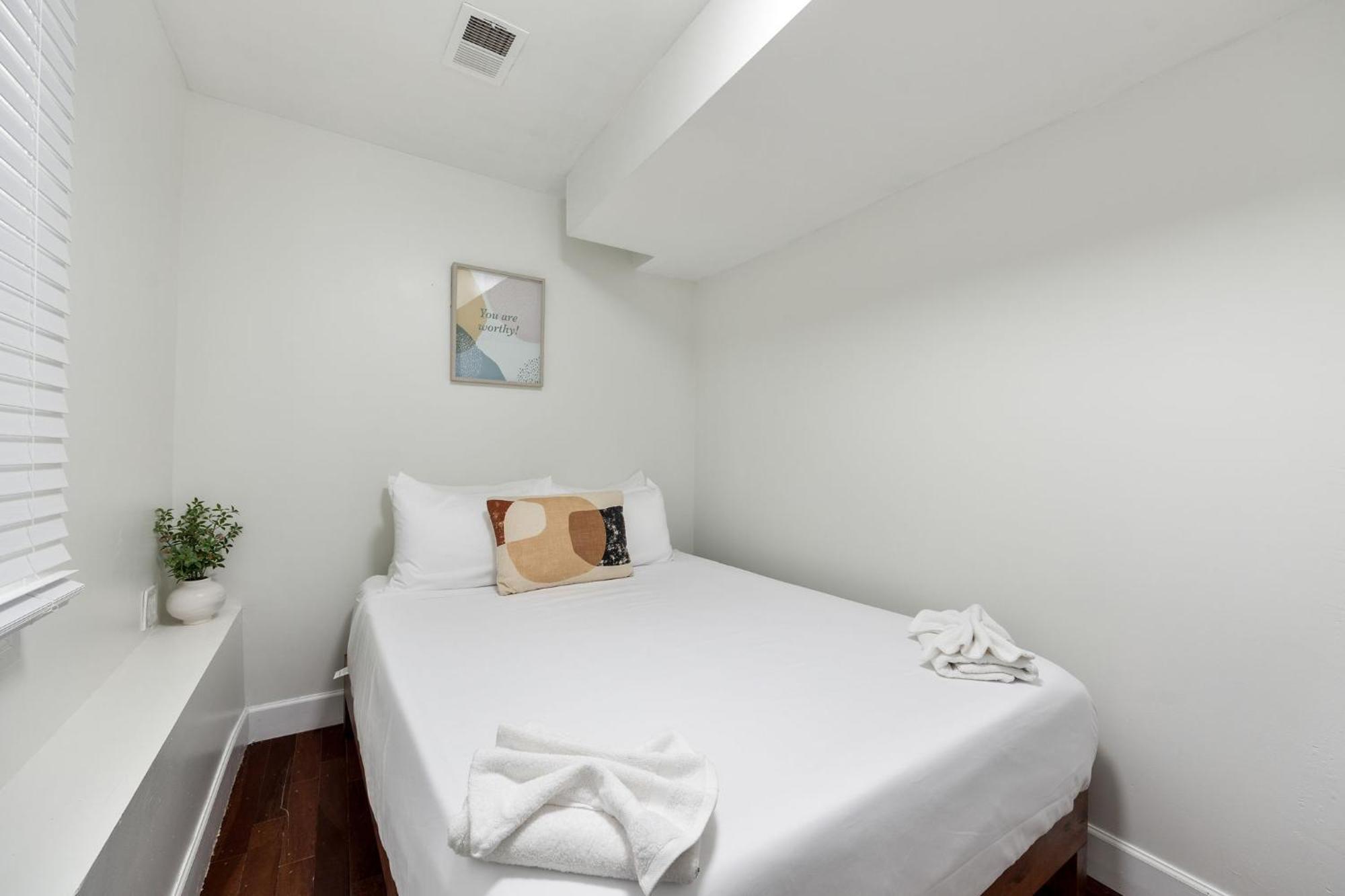 Apartment Contemporary 3br Irving Park Gem Near Expressway