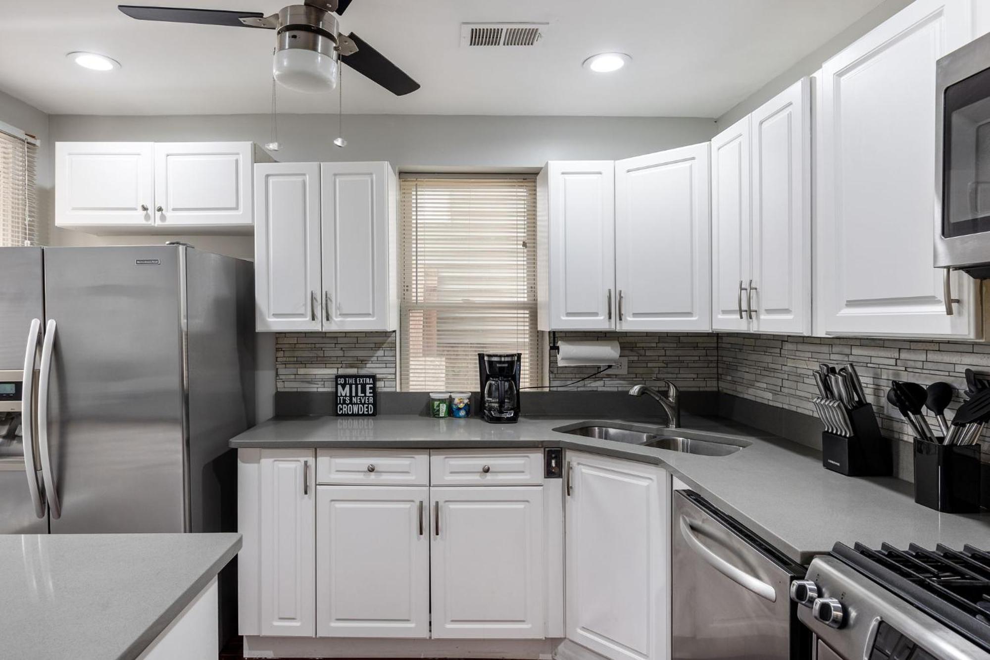 Contemporary 3br Irving Park Gem Near Expressway Apartment