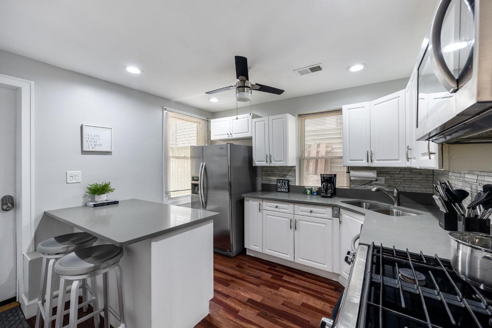 Apartment Contemporary 3br Irving Park Gem Near Expressway *