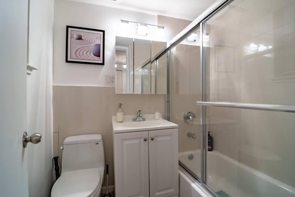 Japanese Themed 2bedroom In Gold Coast For Up To 4 Guests With Optional Valet Parking