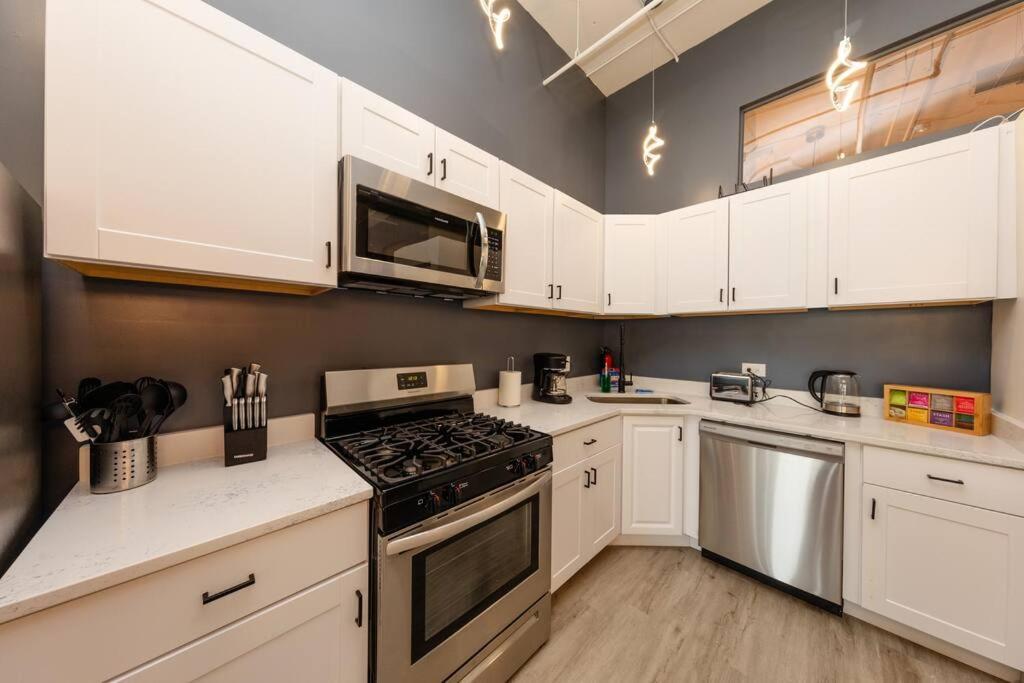 Apartment Mccormick 5br With 3ba Luxury For Groups Up To 12 Guests With Optional Parking And Gym Access Chicago