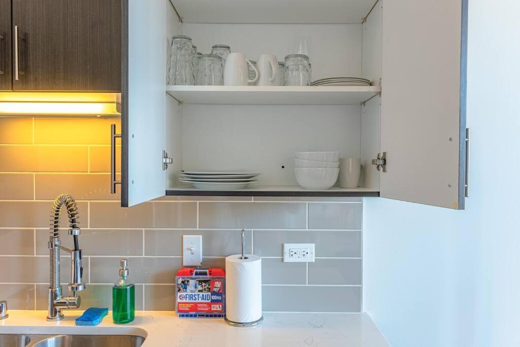 Apartment Mccormick 2br-2ba Family Unit For Up To 8 Guests With Skyline View, Optional Parking And Gym Access