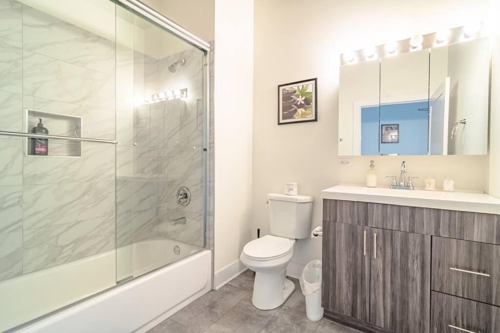 Mccormick 2br-2ba Family Unit For Up To 8 Guests With Skyline View, Optional Parking And Gym Access Chicago