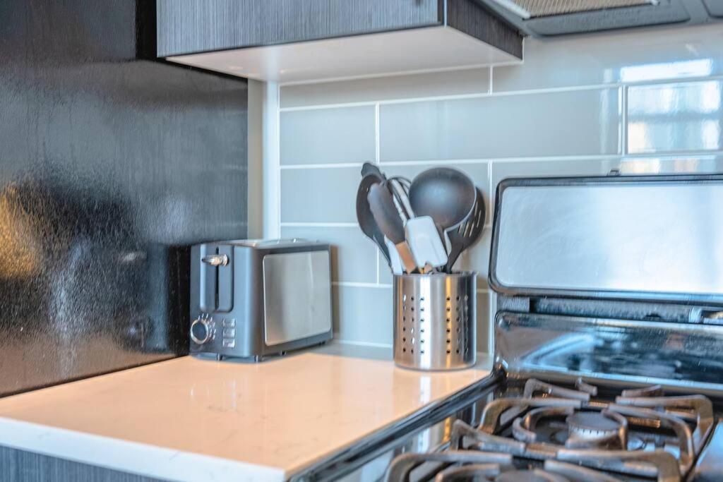 Mccormick 2br-2ba Family Unit For Up To 8 Guests With Skyline View, Optional Parking And Gym Access *