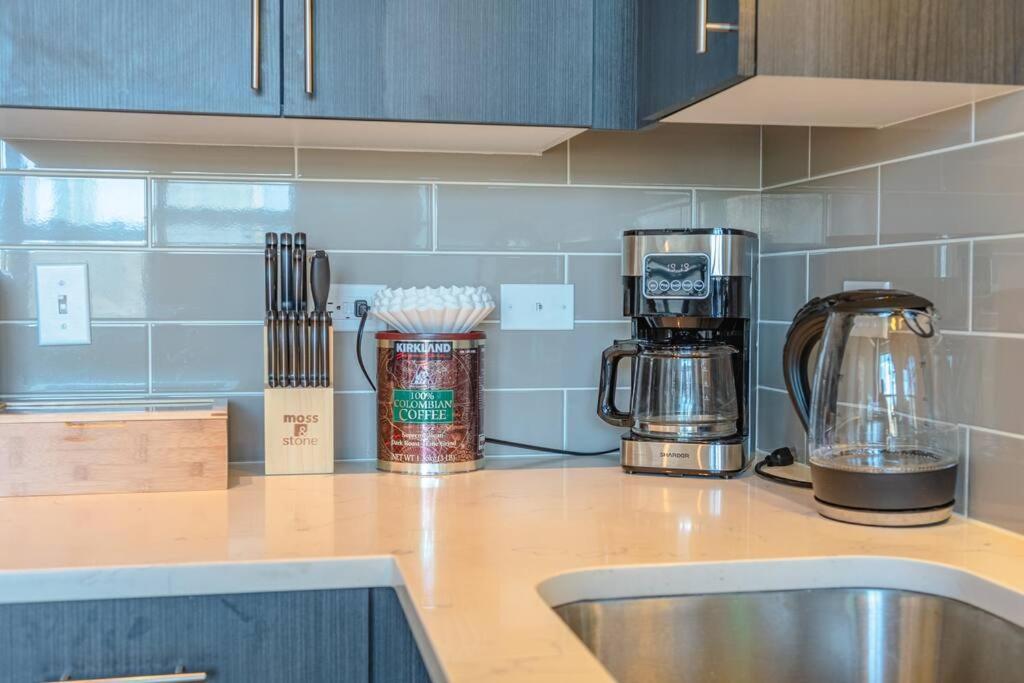 Mccormick 2br-2ba Family Unit For Up To 8 Guests With Skyline View, Optional Parking And Gym Access Apartment