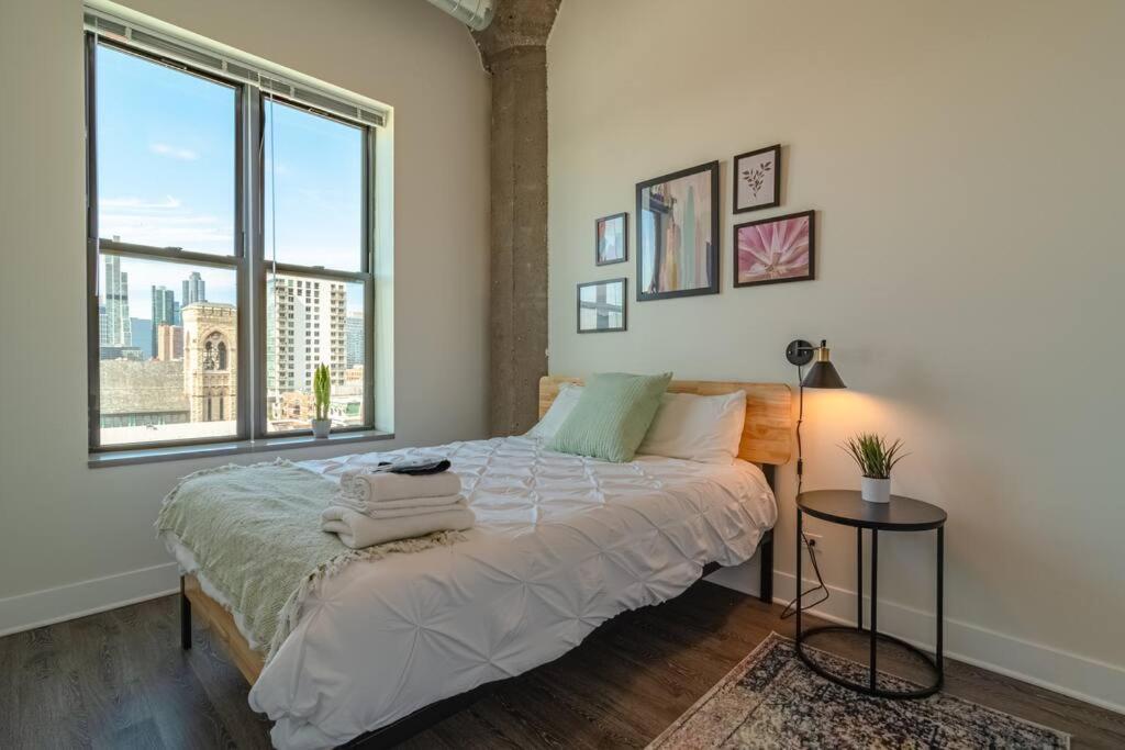 Apartment Mccormick 2br-2ba Family Unit For Up To 8 Guests With Skyline View, Optional Parking And Gym Access Chicago