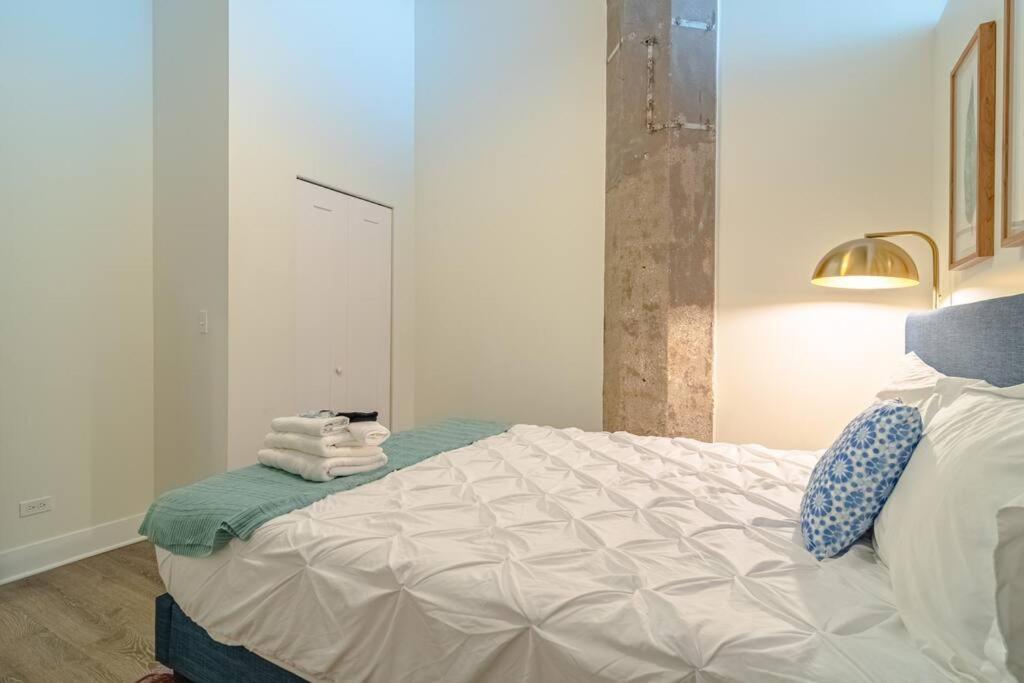 Mccormick 2br-2ba Family Unit For Up To 8 Guests With Skyline View, Optional Parking And Gym Access Apartment Chicago