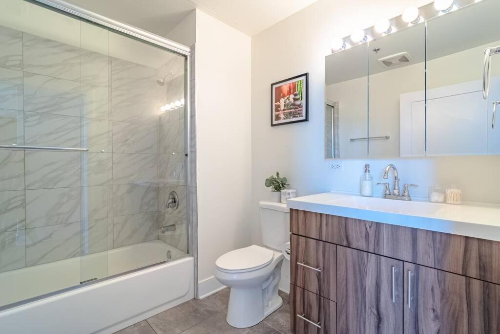 Mccormick 2br-2ba Family Unit For Up To 8 Guests With Skyline View, Optional Parking And Gym Access Chicago