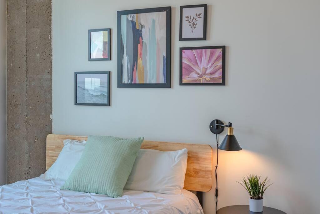 Mccormick 2br-2ba Family Unit For Up To 8 Guests With Skyline View, Optional Parking And Gym Access