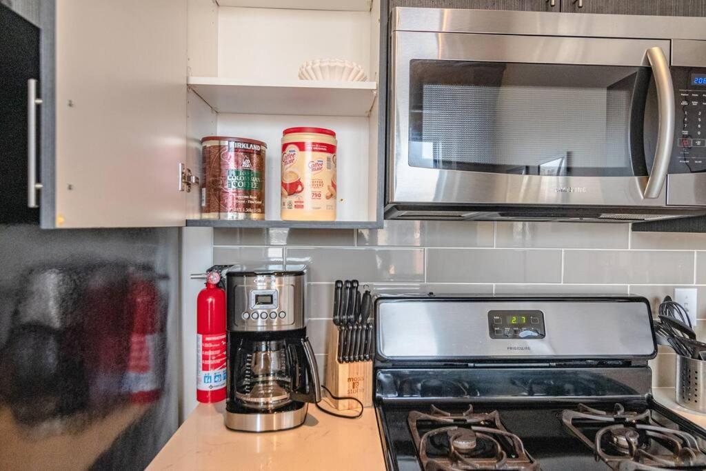 Mccormick 2br-2ba Family Unit For Up To 8 Guests With Skyline View, Optional Parking & Gym Access Chicago