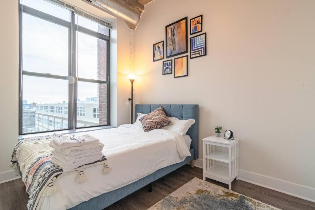 Mccormick 2br-2ba Family Unit For Up To 8 Guests With Optional Parking & Gym Access Chicago