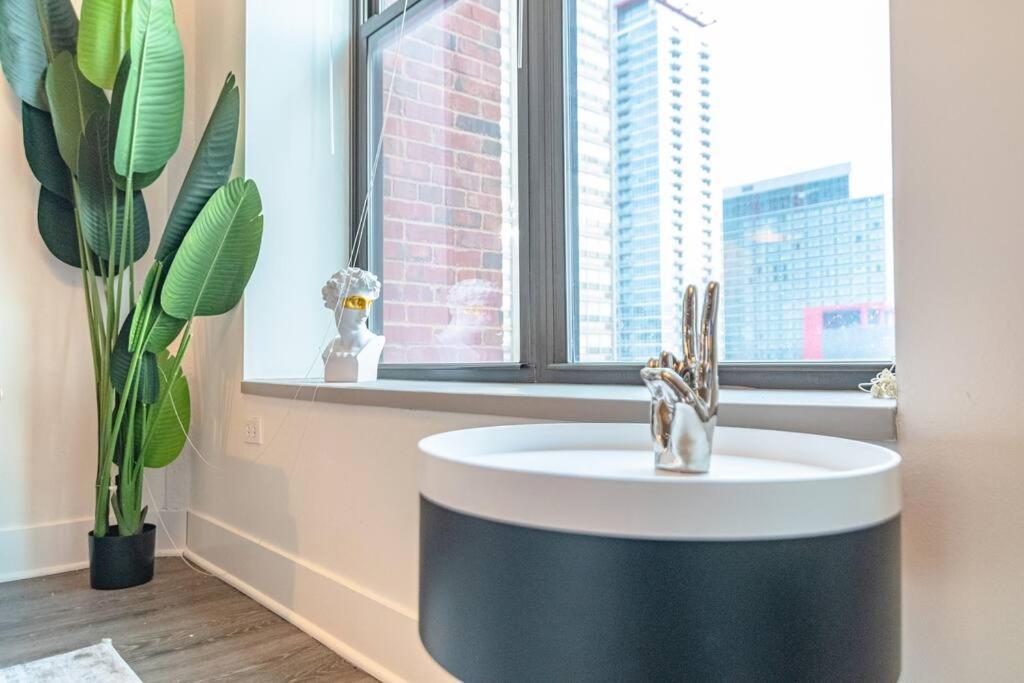 Mccormick 2br-2ba Family Unit For Up To 8 Guests With Optional Parking & Gym Access * Chicago