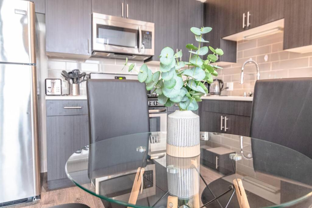 Apartment Mccormick 2br-2ba Family Unit For Up To 8 Guests With Optional Parking & Gym Access *