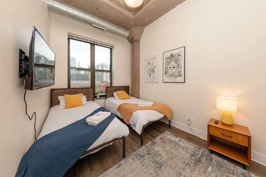 Mccormick 2br-2ba For Up To 8 Guests With Skyline View, Optional Parking & Gym Access Chicago
