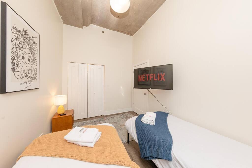 Mccormick 2br-2ba For Up To 8 Guests With Skyline View, Optional Parking & Gym Access