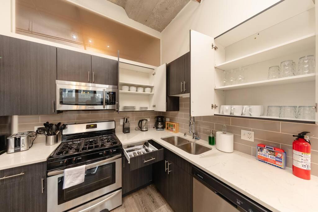 Mccormick 2br-2ba For Up To 8 Guests With Skyline View, Optional Parking & Gym Access Chicago