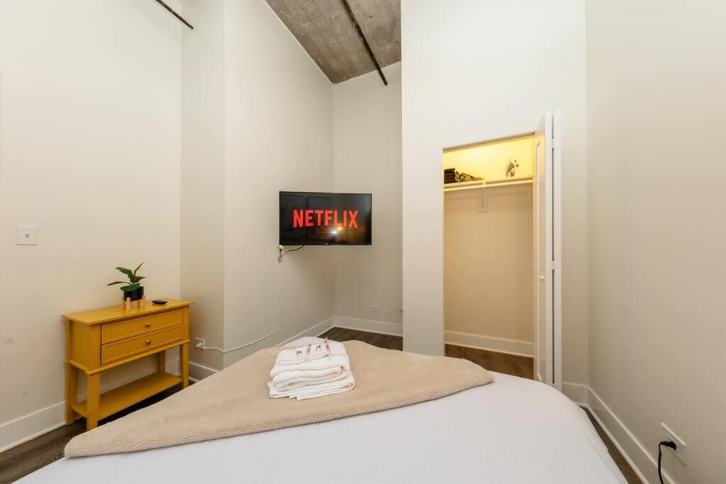 Mccormick 2br-2ba For Up To 8 Guests With Skyline View, Optional Parking & Gym Access Apartment