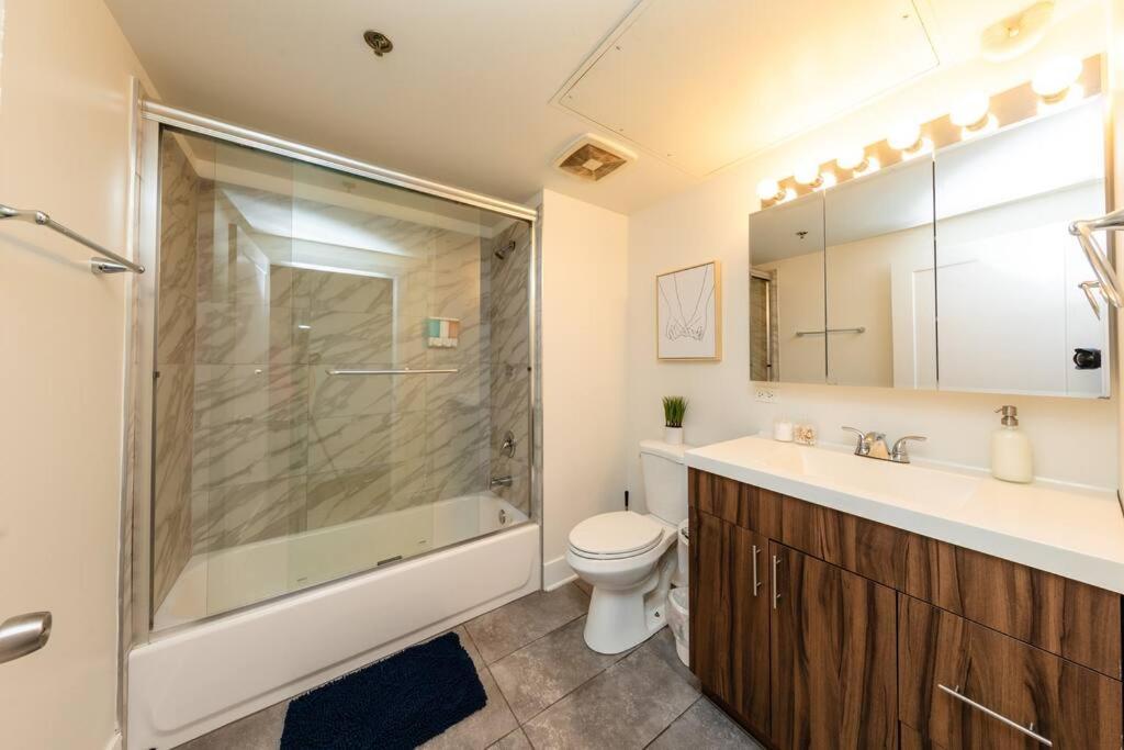 Mccormick 2br-2ba For Up To 8 Guests With Skyline View, Optional Parking & Gym Access Chicago