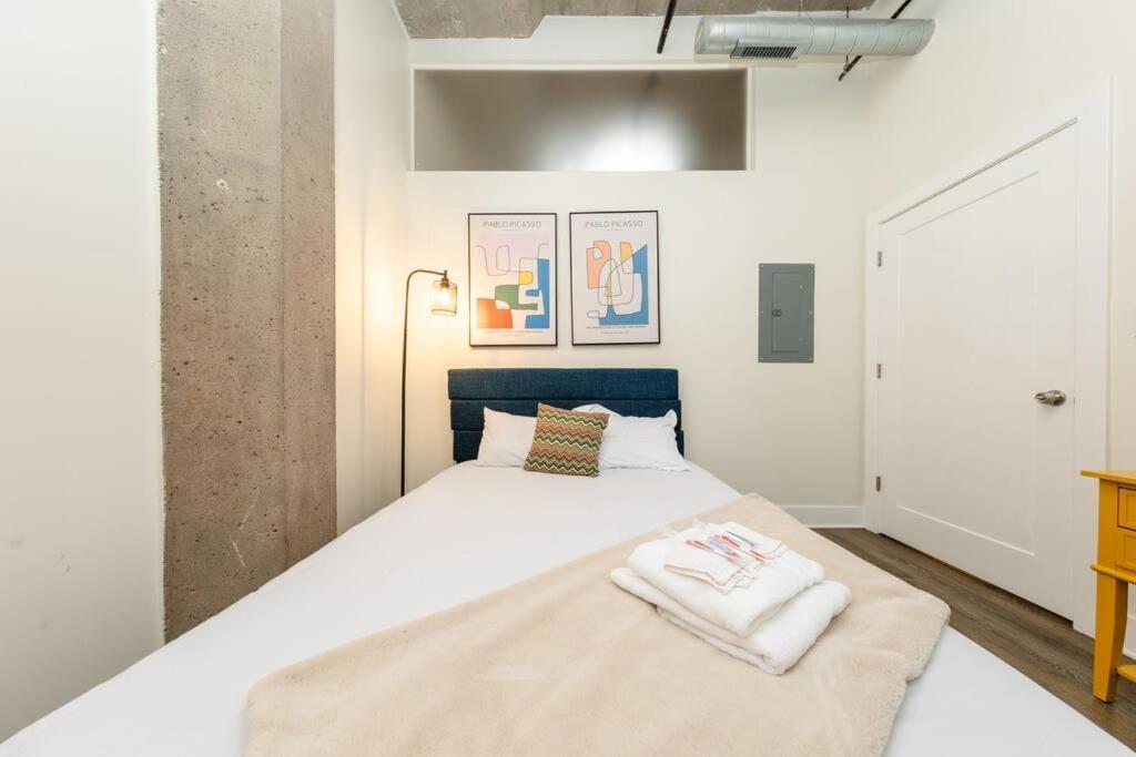 Mccormick 2br-2ba For Up To 8 Guests With Skyline View, Optional Parking & Gym Access *