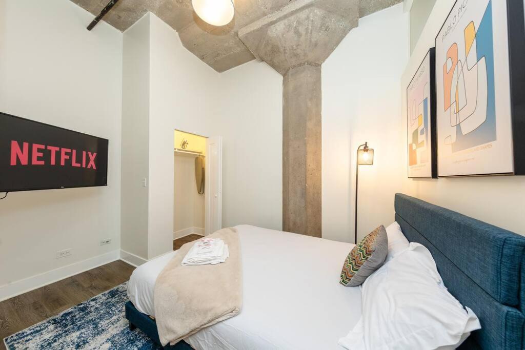 Mccormick 2br-2ba For Up To 8 Guests With Skyline View, Optional Parking & Gym Access Apartment Chicago