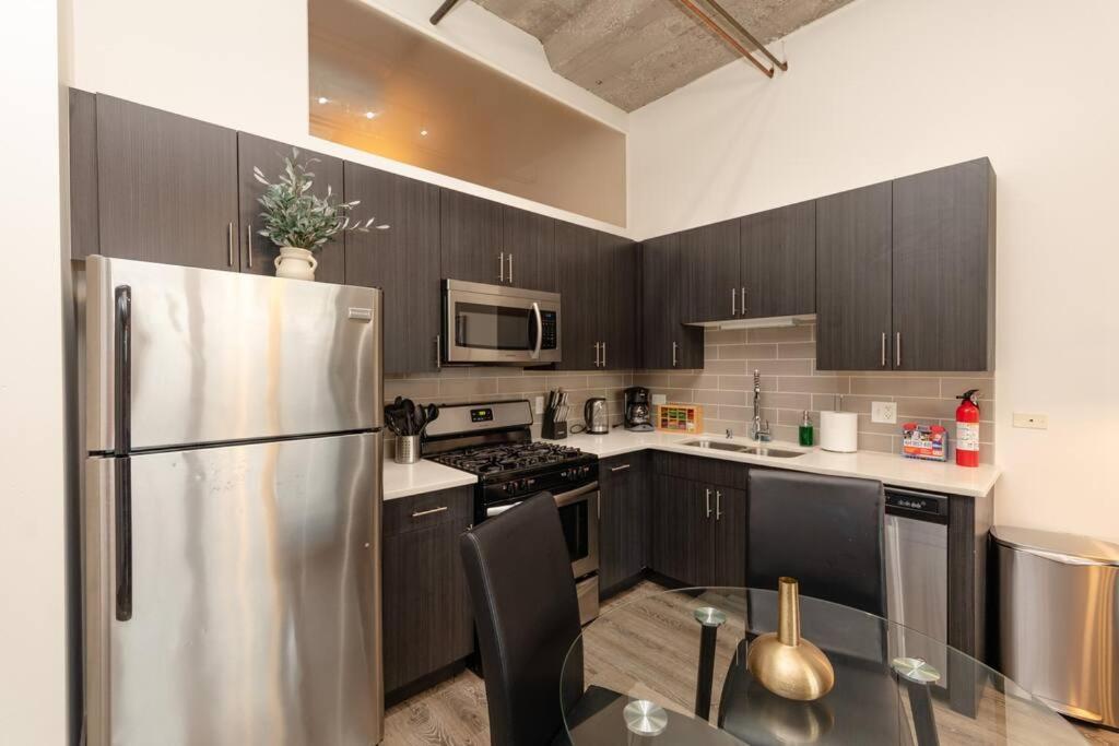 Mccormick 2br-2ba For Up To 8 Guests With Skyline View, Optional Parking & Gym Access Chicago