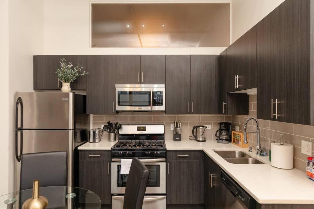Mccormick 2br-2ba For Up To 8 Guests With Skyline View, Optional Parking & Gym Access Apartment *