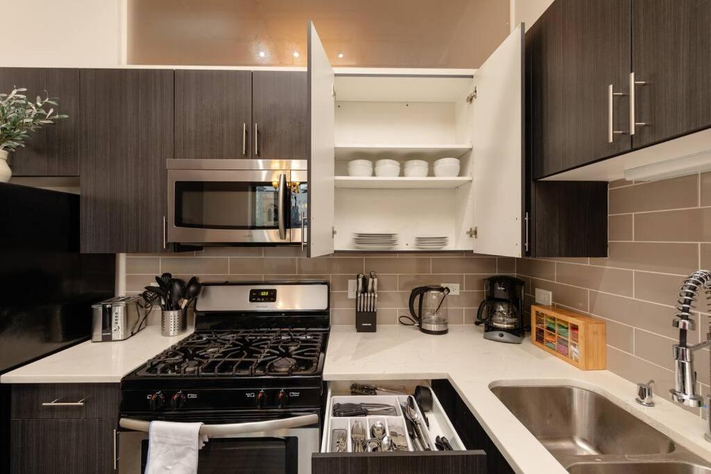 Mccormick 2br-2ba For Up To 8 Guests With Skyline View, Optional Parking & Gym Access Chicago