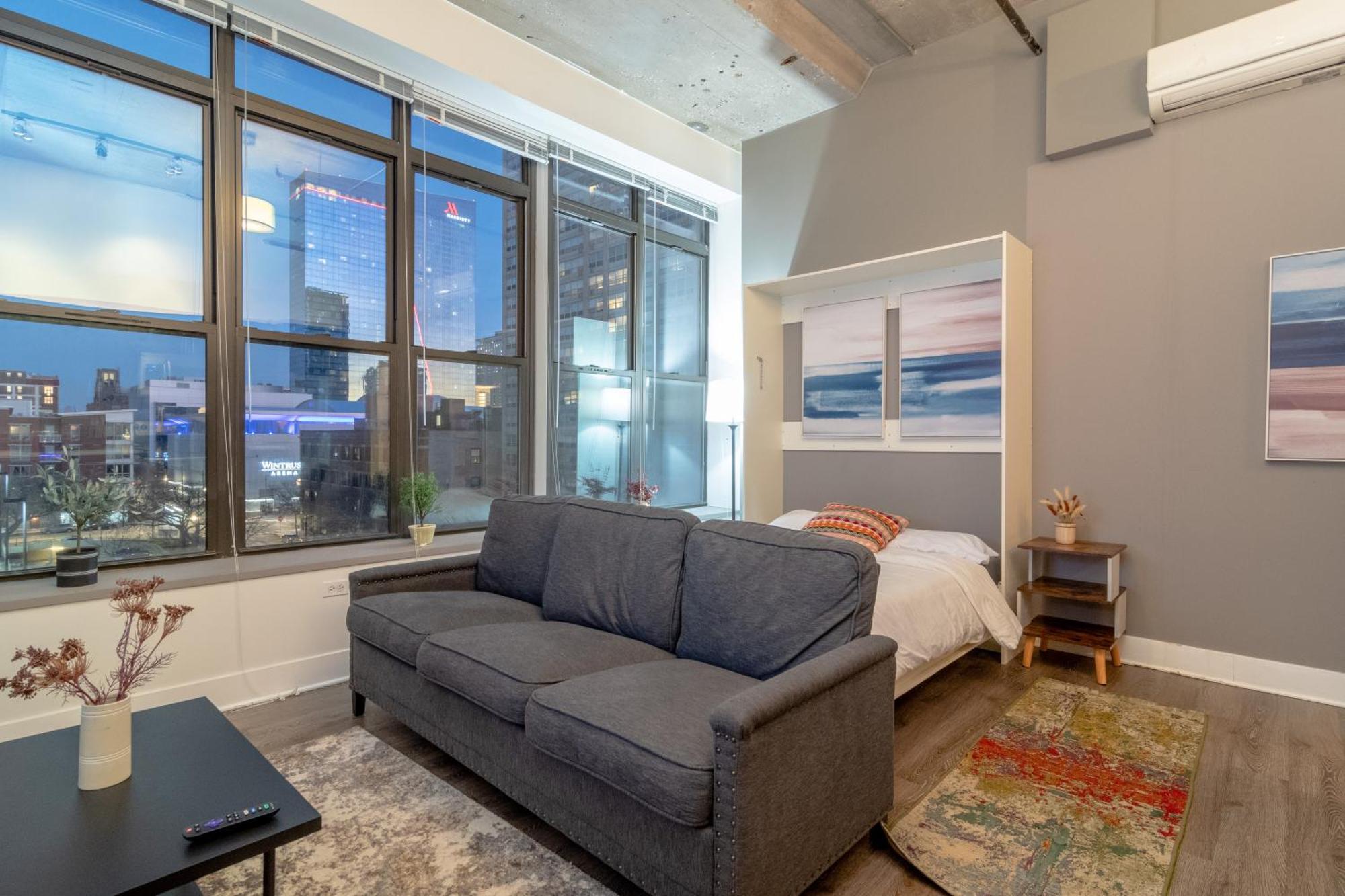 Apartment Mccormick Place Beautiful With Optional Parking And Gym Access That Sleeps Up To 4 Chicago