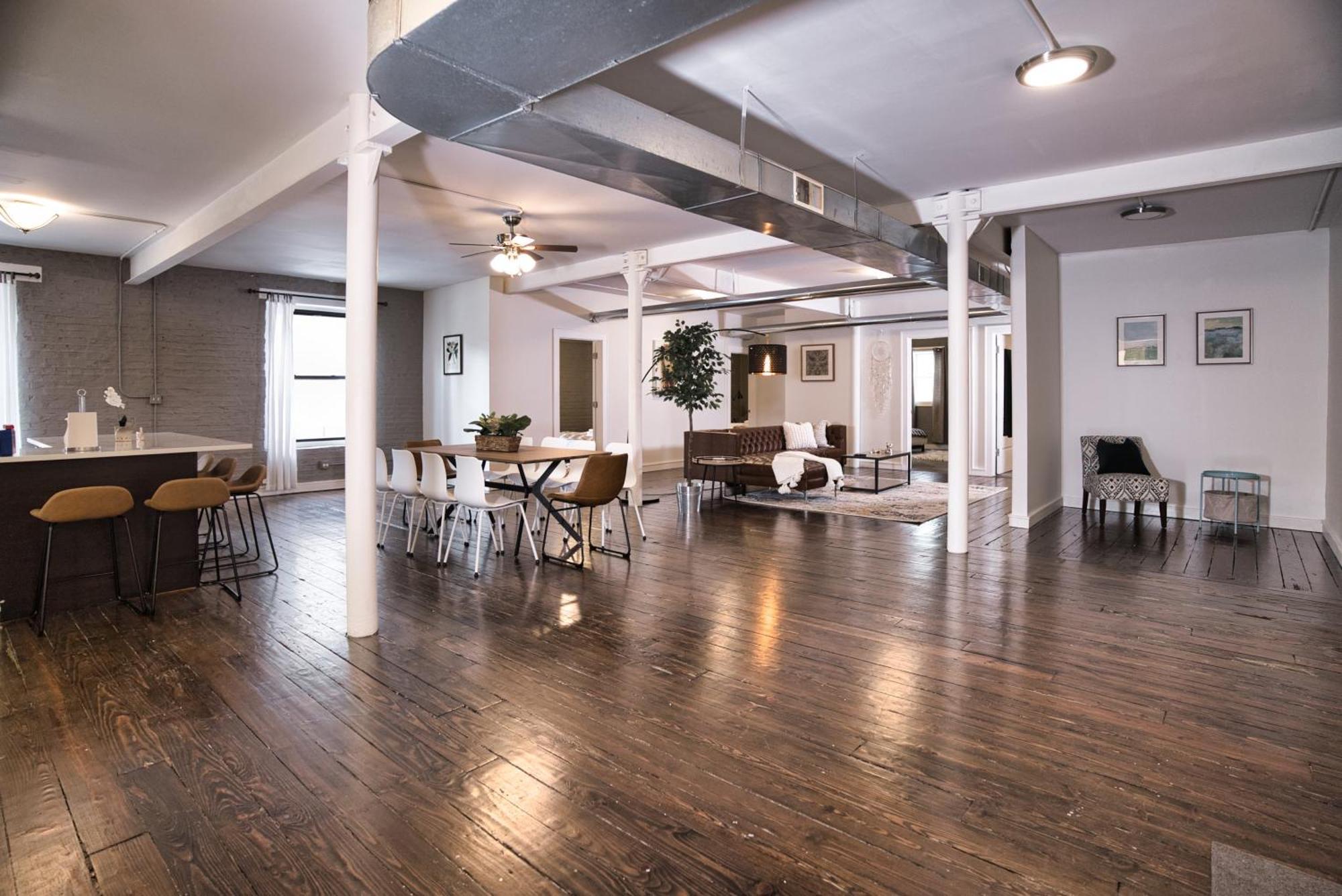 Mccormick Huge 3br With Pool Table, Optional Parking For Up To 8 Guests Apartment Chicago