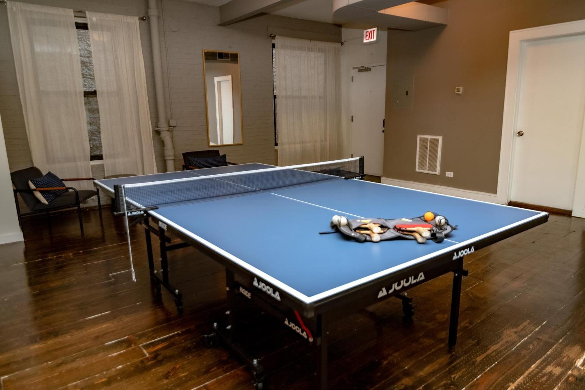 Mccormick 3br Huge Family Unit With Optional Parking & Ping-pong Table Apartment Chicago
