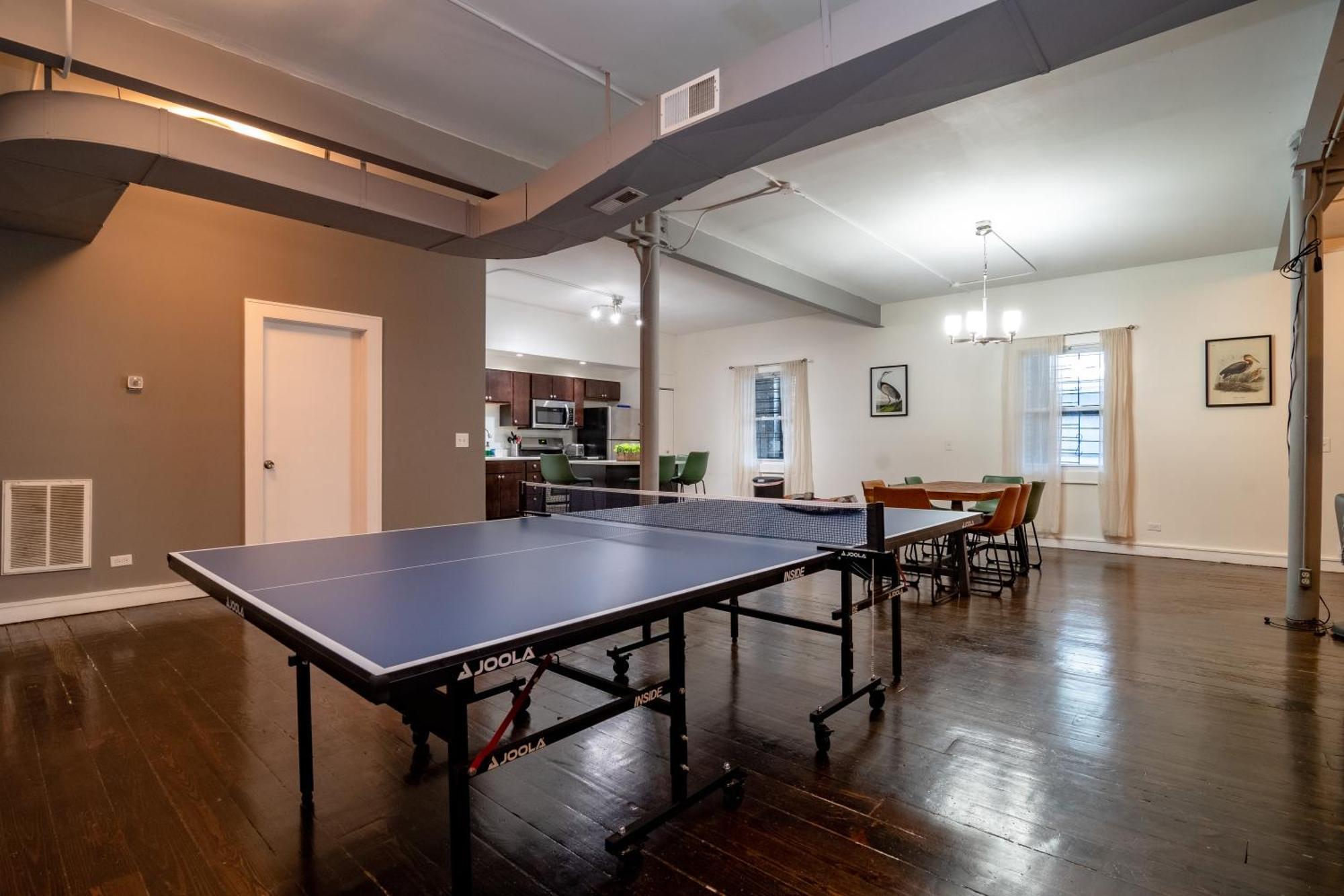 Mccormick 3br Huge Family Unit With Optional Parking & Ping-pong Table Chicago