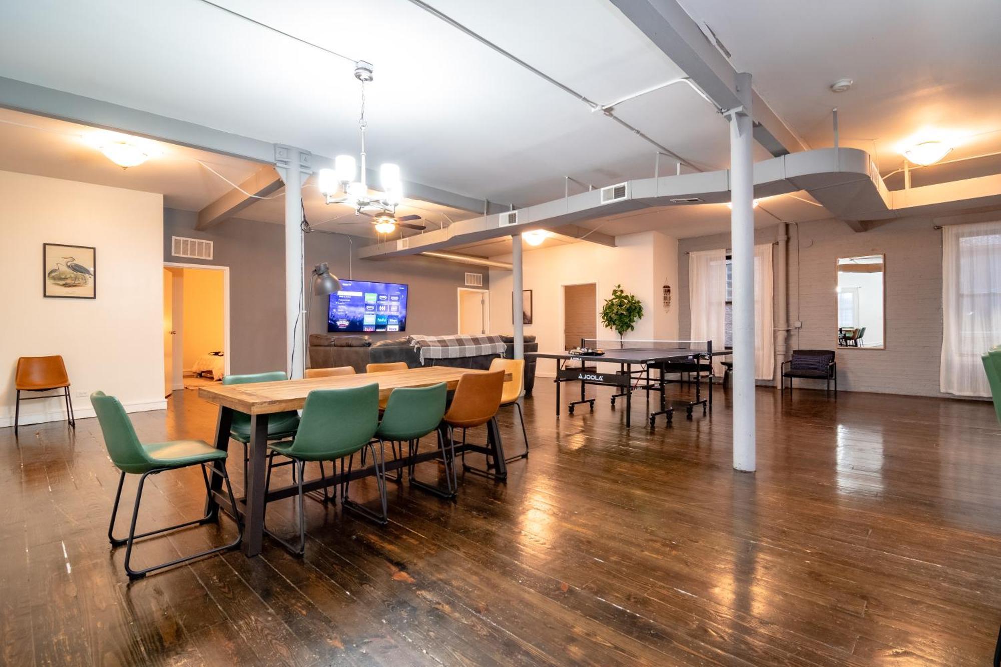 Apartment Mccormick 3br Huge Family Unit With Optional Parking & Ping-pong Table Chicago