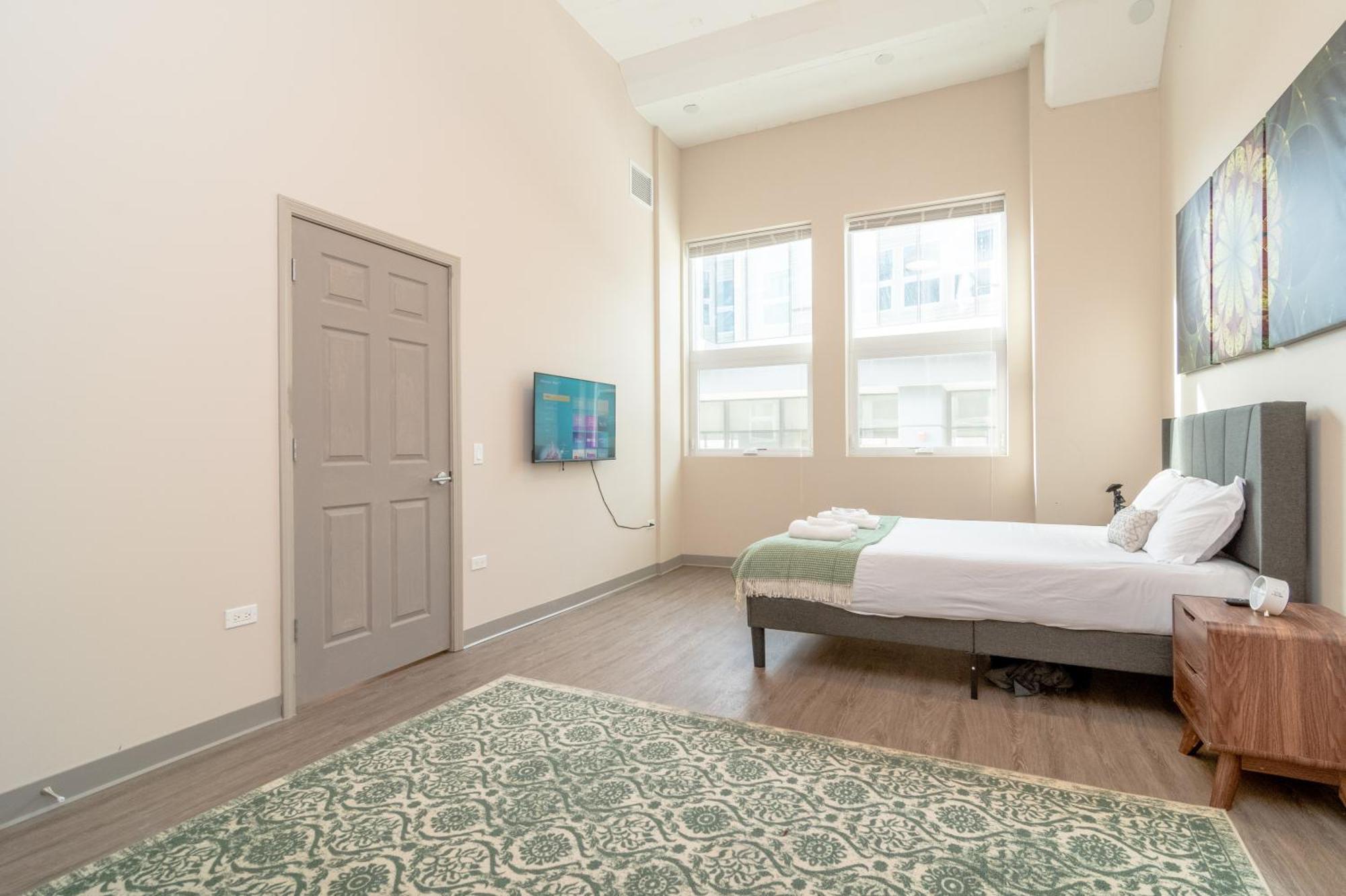 Mccormick Place Magnificent 2br-2ba With Optional Parking, Patio, Gym Access That Sleeps 6