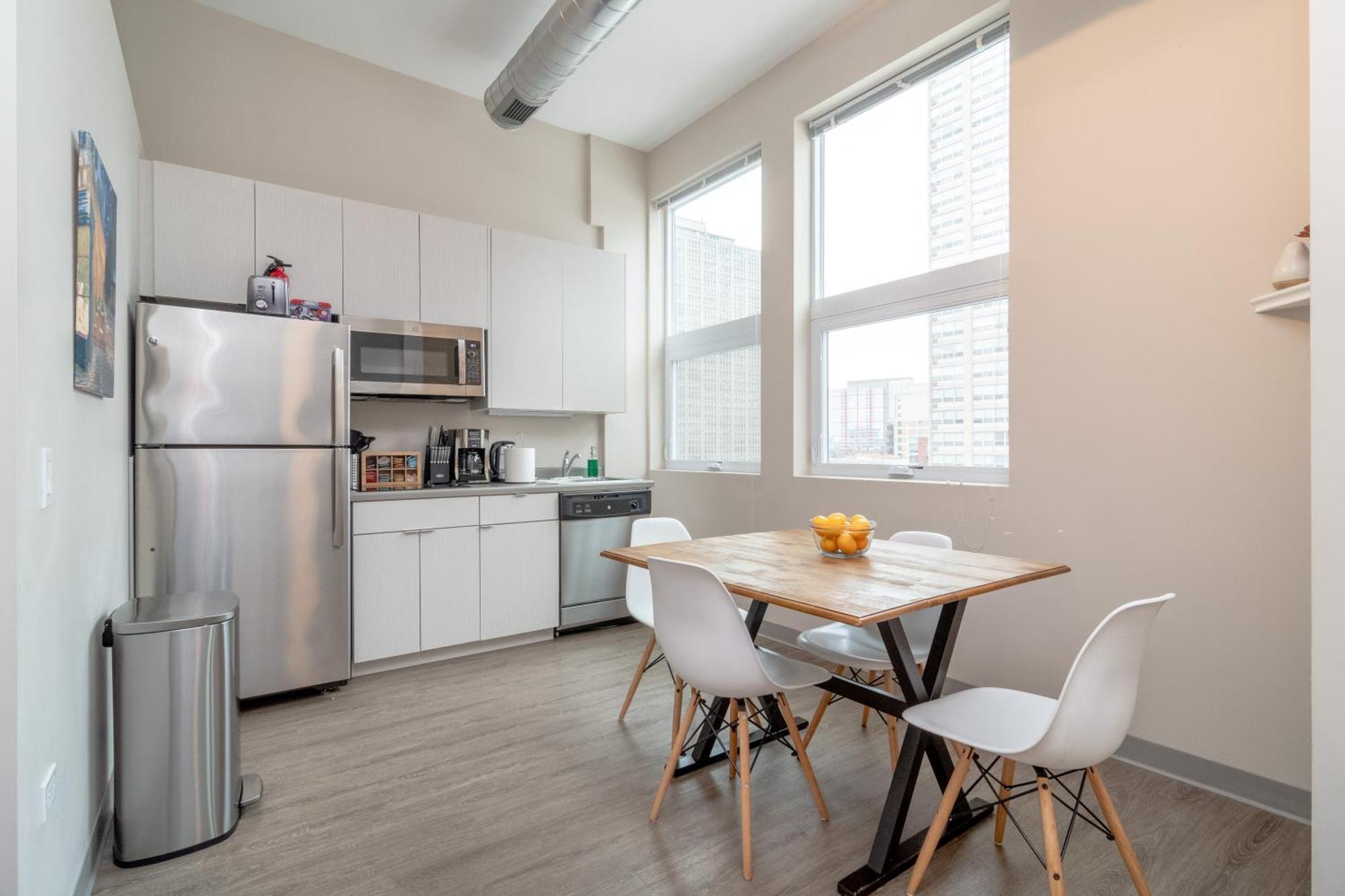Mccormick Place 2br-2ba With Optional Parking,patio,gym For 6 Guests * Chicago