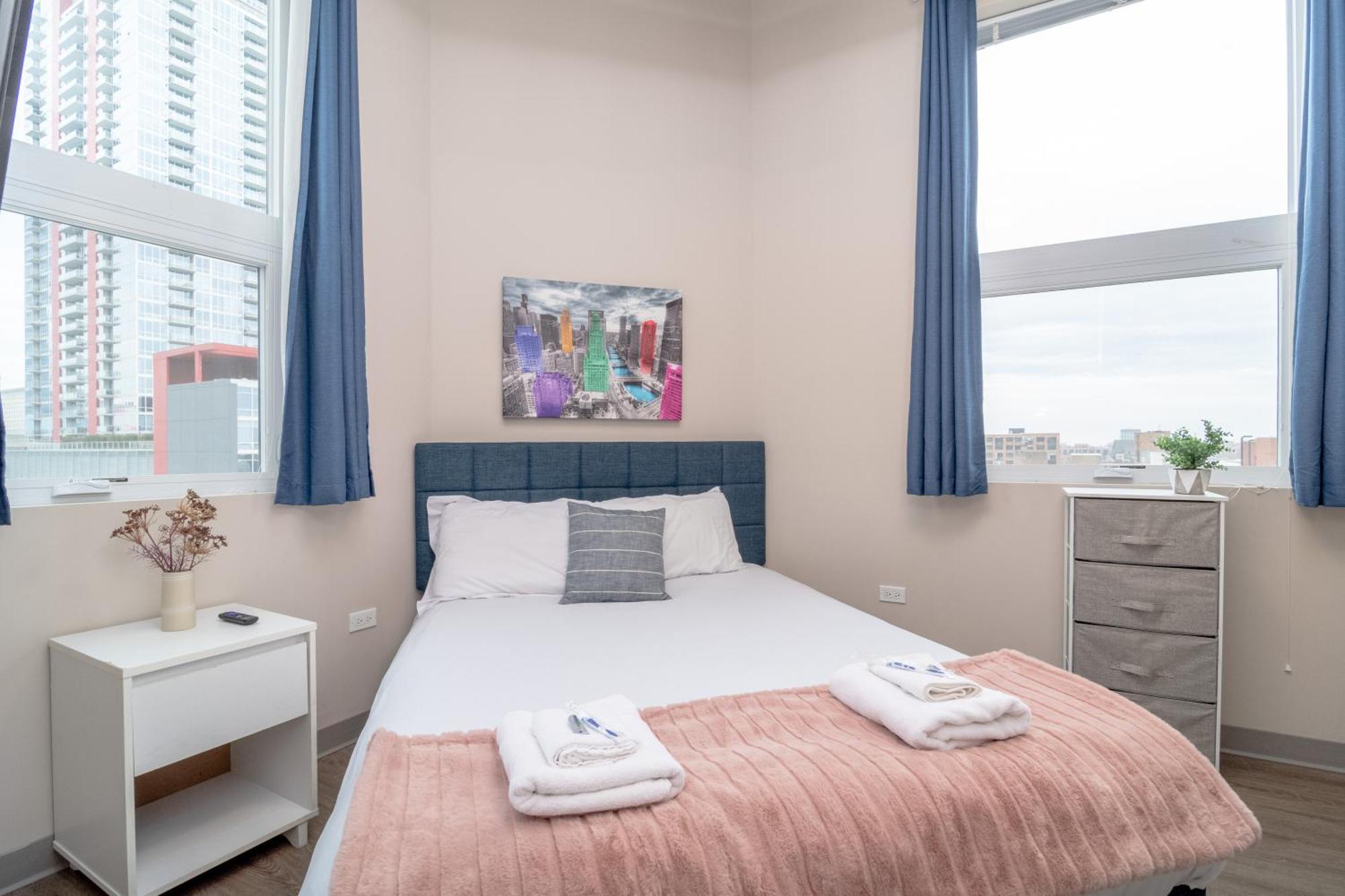 Apartment Mccormick Place 2br-2ba With Optional Parking,patio,gym For 6 Guests