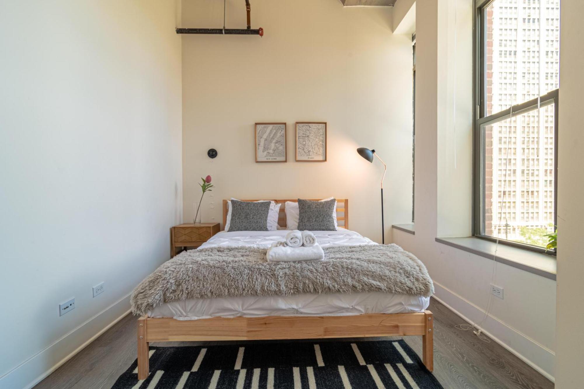 Apartment Bright 2Br Luxury Corner Suite With Optional Parking Sleeps 6 Guests Near Mccormick Place And Soldier Field
