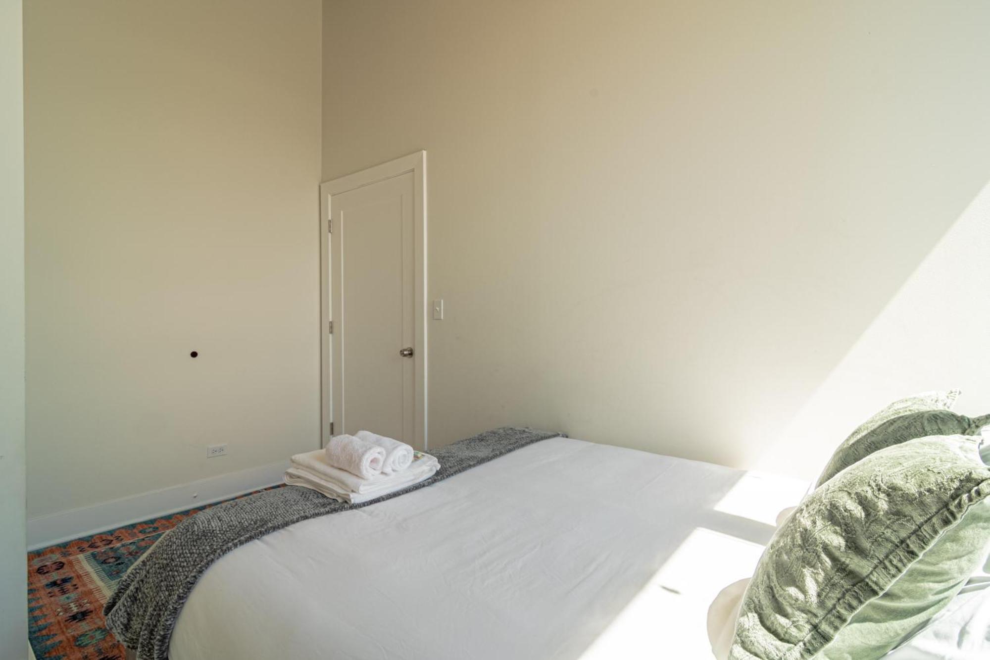 Mccormick Place Luxury Corner With Optional Parking For 6 Guests *