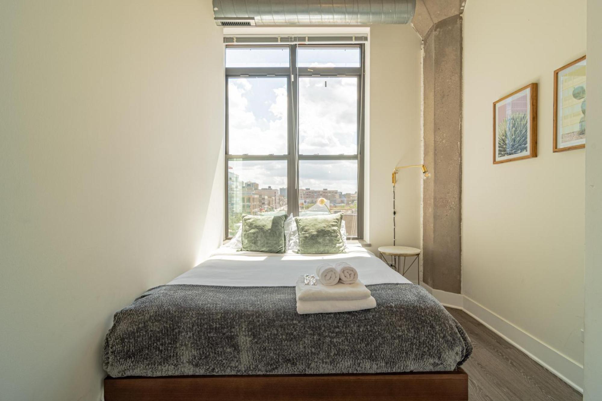 Apartment Bright 2Br Luxury Corner Suite With Optional Parking Sleeps 6 Guests Near Mccormick Place And Soldier Field