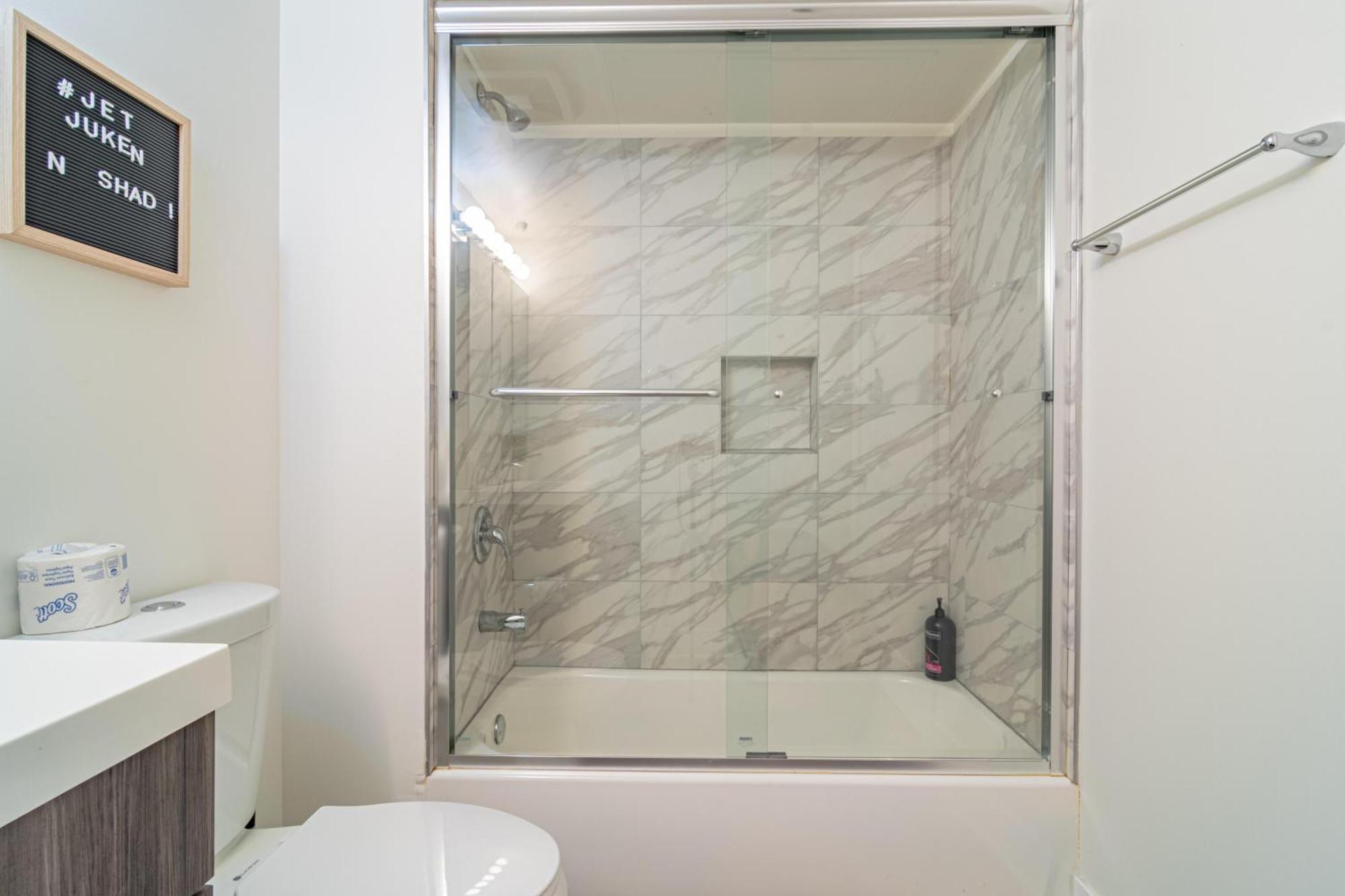 Mccormick Place Luxury Corner With Optional Parking For 6 Guests Apartment